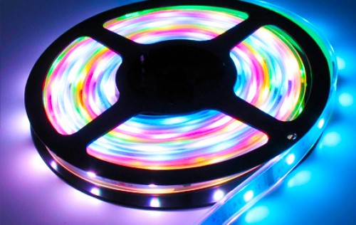 Golden Deals - 5 meter lange RGB LED-lichtstrip met afstandsbediening: een must have!