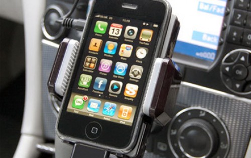 Golden Deals - iPhone Carkit met FM stereo transmitter: handsfree bellen en draadloos muziek afspelen in de auto!