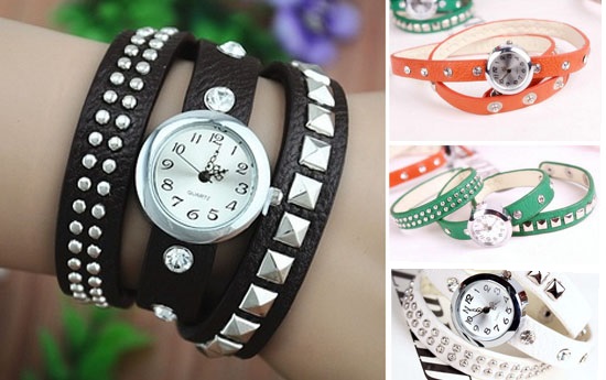 Group Actie - € 9,95 - Trendy Leren Armbandhorloge Met Drie Verschillende Soorten Zilverkleurige Studs. Stoer, Chique En Bij De Tijd! (Waarde € 29,95)