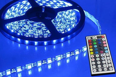 Group Actie - Vanaf €39,95 - 5 Meter Rgb Led Lichtstrip (300 Led's) Met Verschillende Instelbare Kleuren, Inclusief Adapter En Afstandsbediening. Inclusief Verzending.