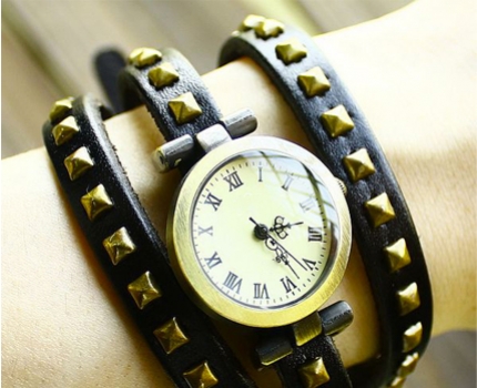 Groupdeal - Armbandhorloge van leer met koperkleurige studs