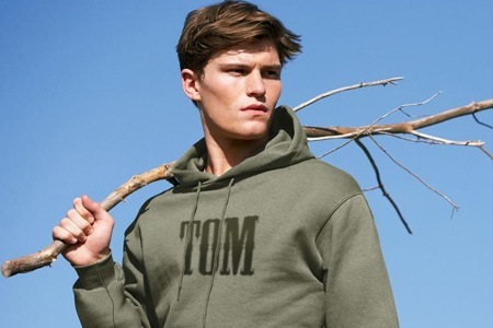 Groupon - € 19 Voor Een Hooded Sweater Met Je Eigen Logo Of Naam Erop In Verschillende Kleuren En Maten (Waarde € 43)